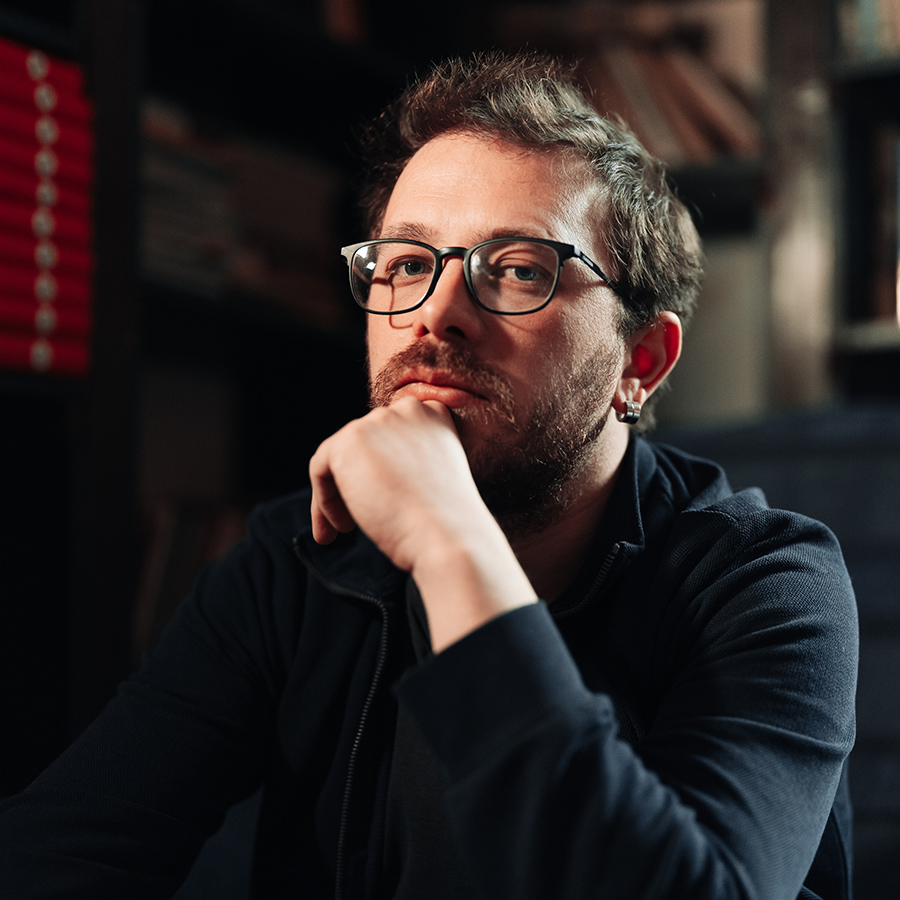 portrait man wearing glasses DCG3R79 1